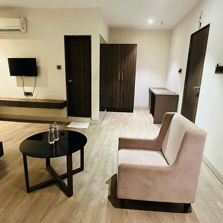 Hotel Elegant Inn Surat Exterior photo
