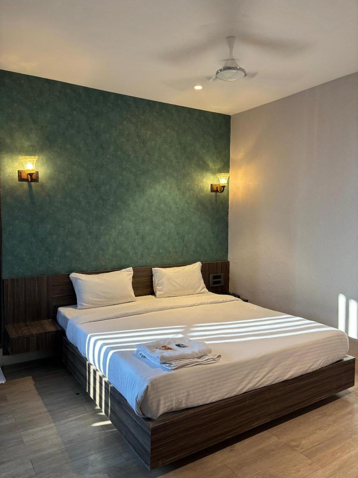 Hotel Elegant Inn Surat Exterior photo