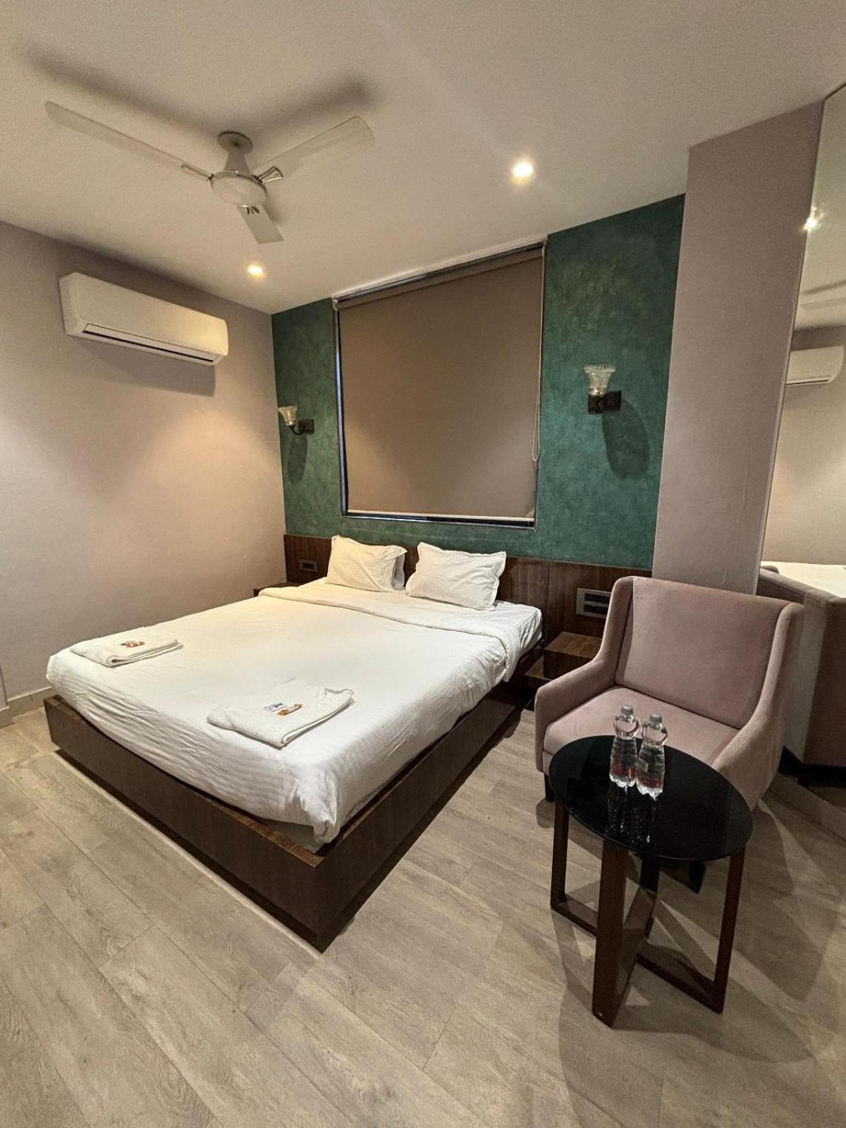 Hotel Elegant Inn Surat Exterior photo