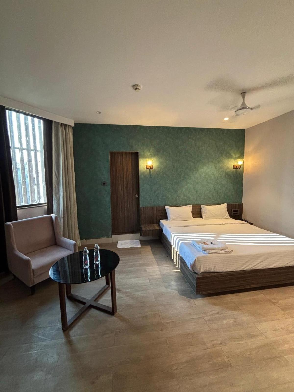 Hotel Elegant Inn Surat Exterior photo