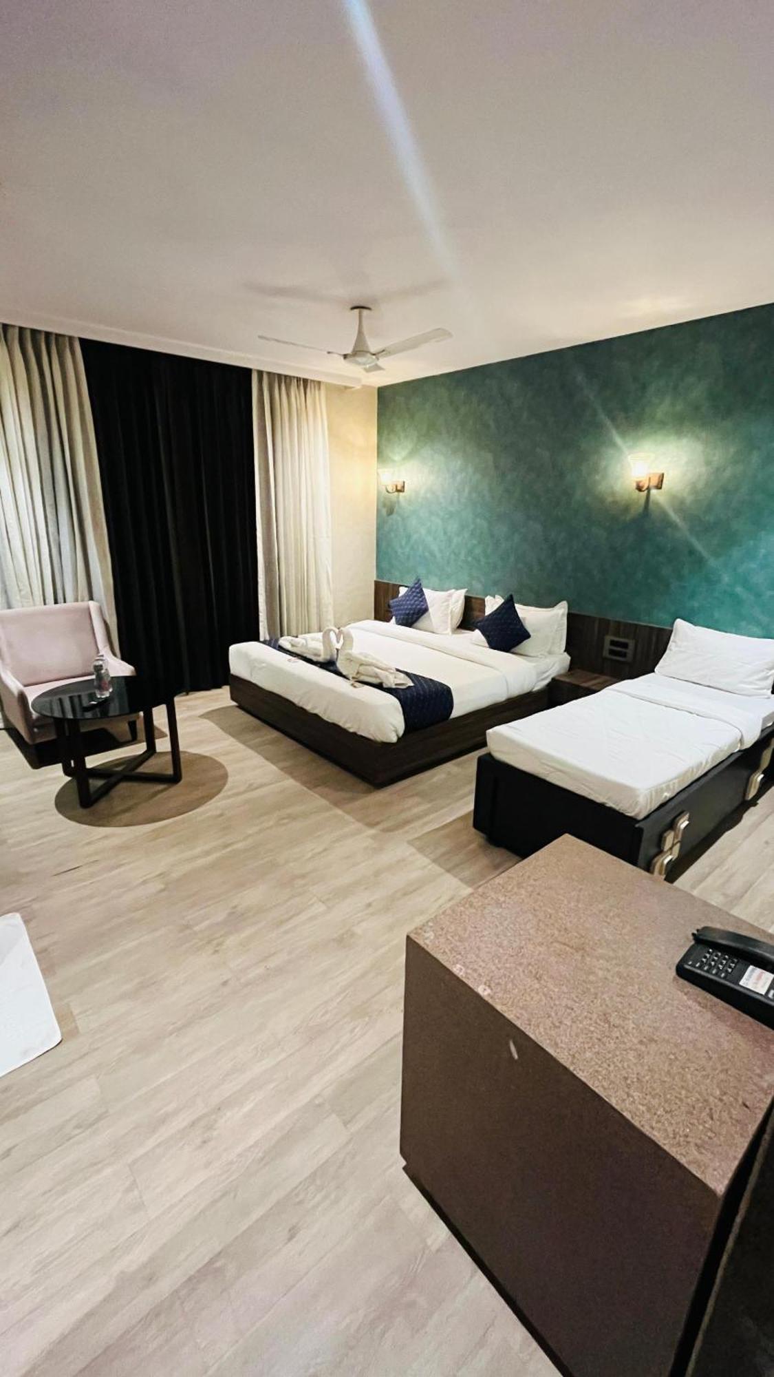 Hotel Elegant Inn Surat Exterior photo