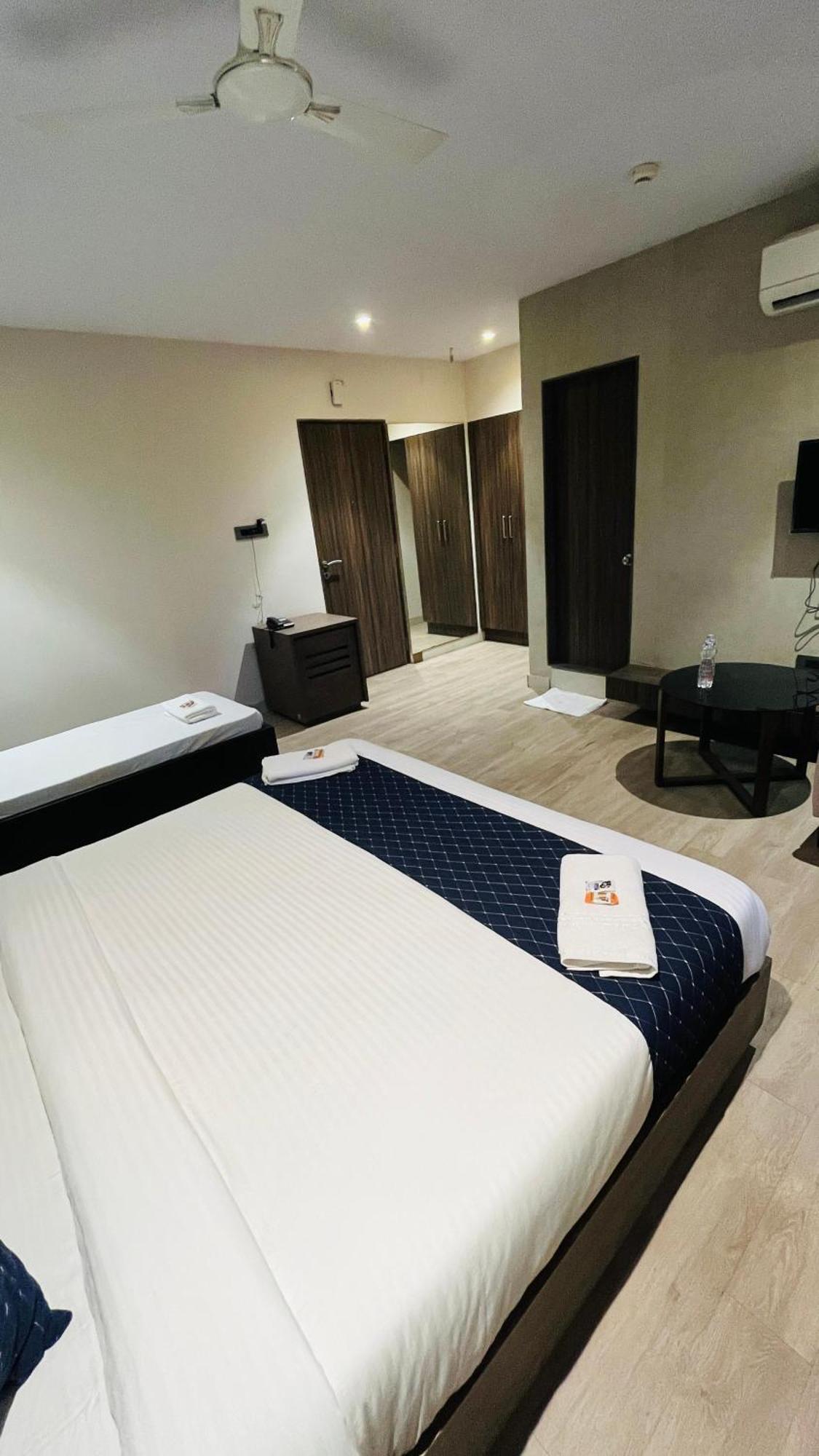Hotel Elegant Inn Surat Exterior photo