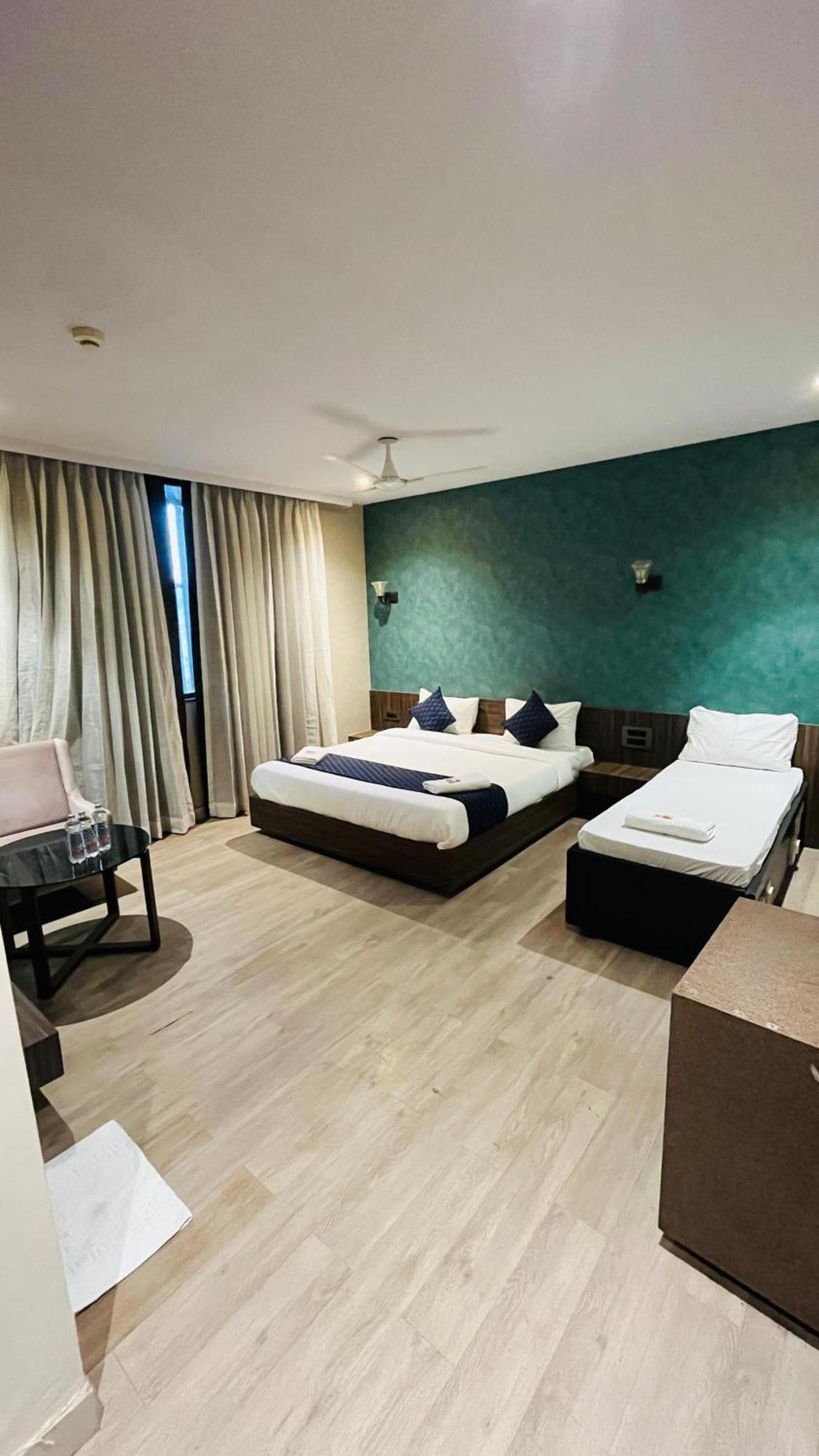 Hotel Elegant Inn Surat Exterior photo