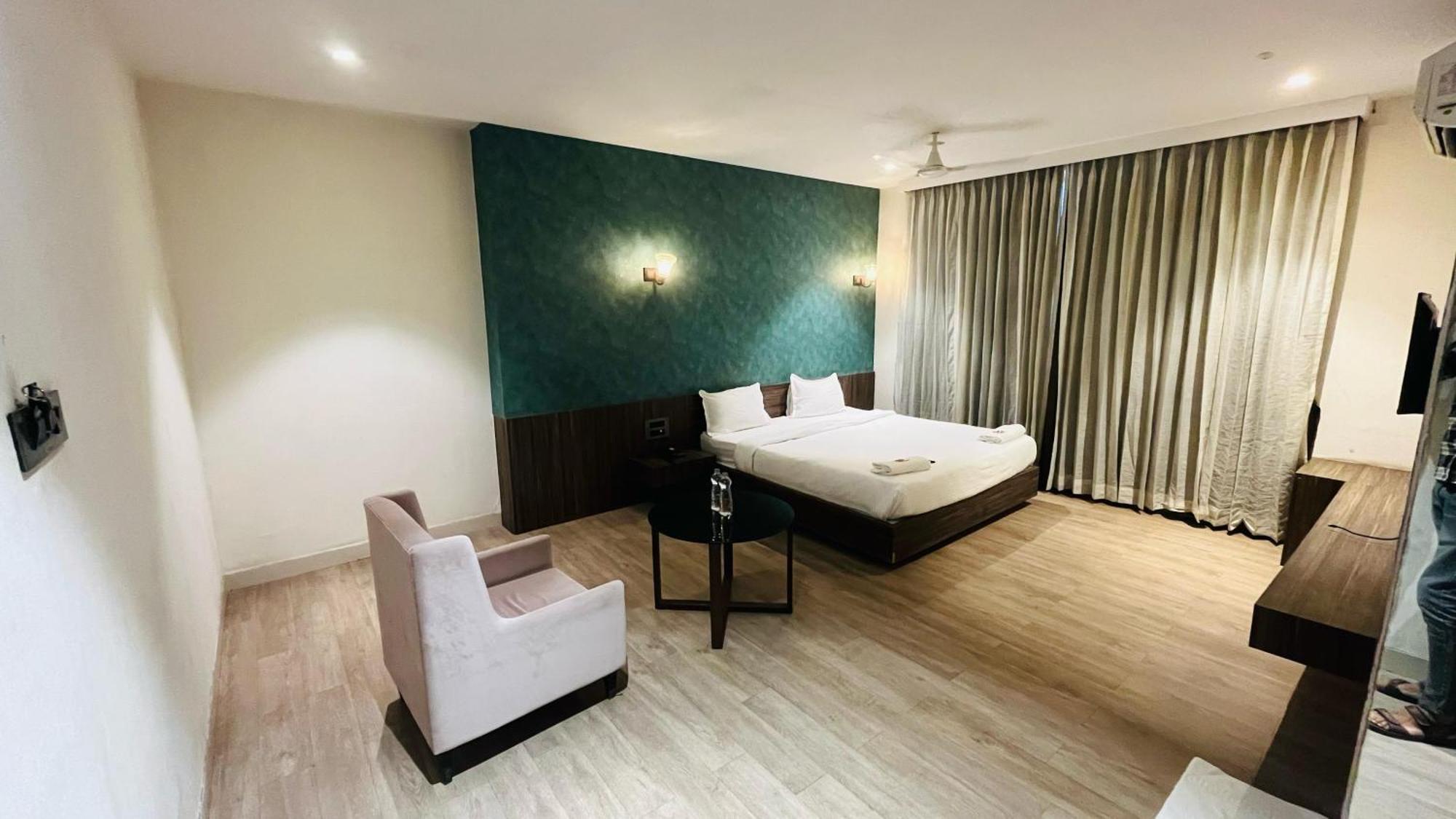 Hotel Elegant Inn Surat Exterior photo